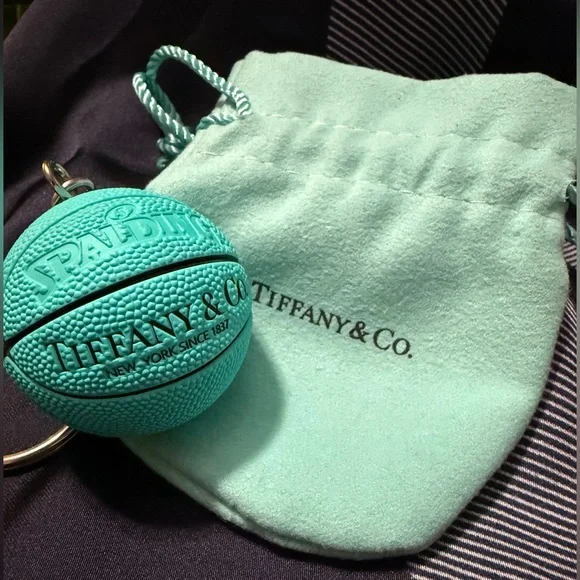 Spalding x Tiffany blue basketball keychain with Dustbag - Picture 3 of 11